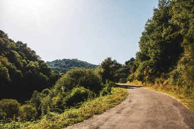Dağlarda yol
