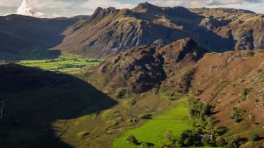 Blea Tarn havası Hamursuz Bayramı 'nda tarn ve Harrison Stickle, Thorn Crag, Blea Rigg ve İngiliz Lake District.UK' deki langdale şelaleleri de dahil olmak üzere çevre bölgeler gösterilir.