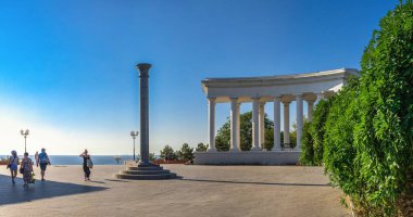 Chernomorsk, Ukrayna 08.22.2020. Güneşli bir yaz sabahı Chernomorsk 'ta sahil kenti Yuonost Parkı ve bulvarı.