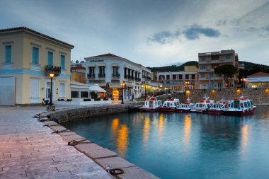 Spetses köyünün ve limanının sabah manzarası, Yunanistan.