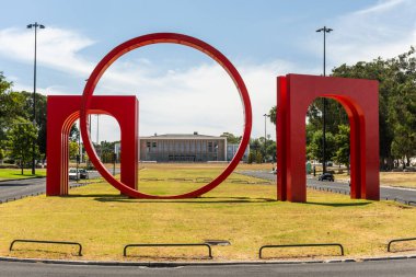 Portekiz 'de kırmızı heykeli olan Lizbon Üniversitesi' nin güzel manzarası