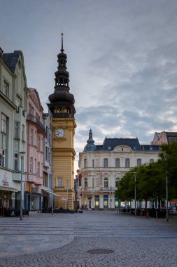 Ostrava, Çek Cumhuriyeti - 21 Ağustos 2018: Ostrava 'nın eski kentinin günbatımındaki ana meydanı