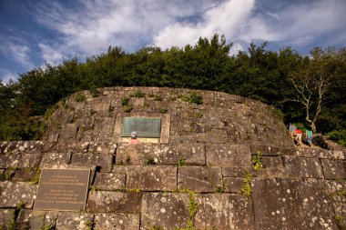 Tennesee Kuzey Carolina Eyalet Çizgisi Taşı 'na bakan turistler