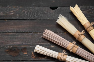 Çeşitli glütensiz karabuğday, yumurta ve pirinç eriştesi. Yukarıdan bak. Metnin altına yerleştir