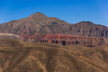 Doğa arka planındaki dağların güzel manzarası