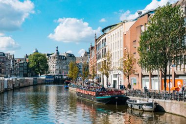 Hollanda - 23 Temmuz 2017: Stockholm 'deki kanal manzarası, İsveç