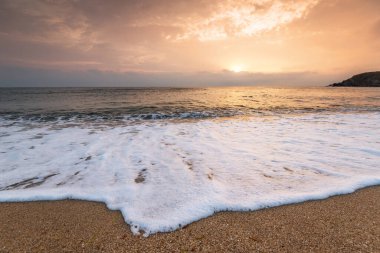 Denizin üzerindeki güzel gün batımının manzarası..