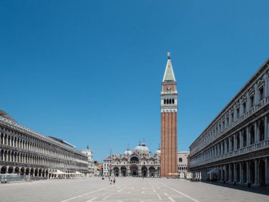 Venedik, İtalya - Temmuz 2020. Turistler yavaş yavaş terk edilmiş Venedik 'e geri döndüler. 19. kapalı şehir oteller, barlar, dükkanlar kapalı ve gondolcular gibi küçük işletmeler boş kaldıkça hayatta kalmak için mücadele ediyorlar..