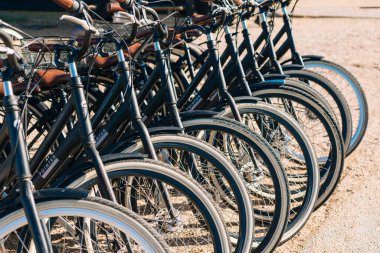 Bisikleti sokağa park ettim.