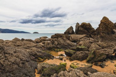 Sonbaharda bulutlu bir günde Bask Bölgesi 'nde Laga' nın plajı