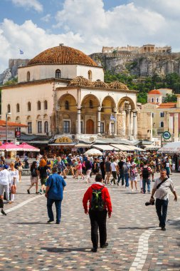 Atina, Yunanistan - 25 Mayıs 2018: Monastiraki Meydanı 'ndaki insanlar ve Atina, Yunanistan' ın merkezindeki Akropolis ve eski cami manzarası.