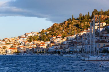 Yunanistan 'ın Poros Adası' ndaki Chora köyü manzarası.