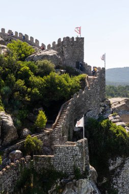 Lizbon, Portekiz yakınlarındaki Sintra 'daki eski fundalık kale ve kulelere güzel bir manzara
