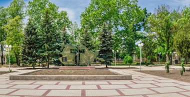 İzmail, Ukrayna 06.07.2020. İzmail, Ukrayna 'da şehir parkı, güneşli bir yaz gününde.