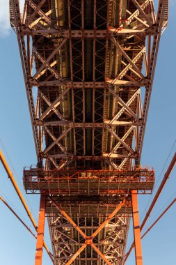 25 de Abril Köprüsü 'ne güzel bir manzara Tejo Nehri üzerinde gün batımı saatinde, merkez Lizbon, Portekiz