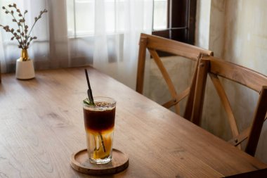 Buzlu şeftali, sade kahve ve fotoğraf.