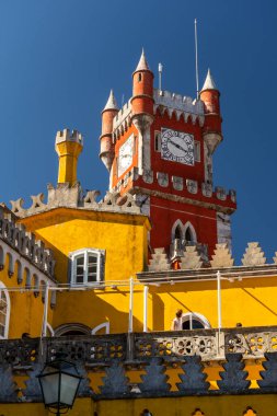 Lizbon, Portekiz yakınlarındaki Sintra 'daki eski renkli kalenin güzel manzarası