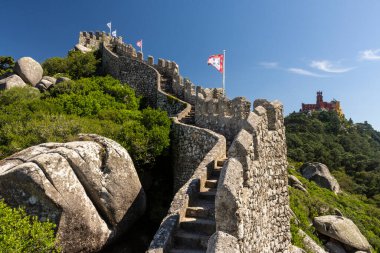 Lizbon, Portekiz yakınlarındaki Sintra 'daki eski fundalık kale ve kulelere güzel bir manzara