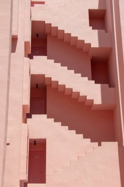 Güneşli bir günde aydınlık binanın dışı