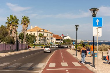 Okyanus manzaralı binalar, bisiklet yolu ve Lizbon, Portekiz yakınlarındaki Cascais 'de evler.