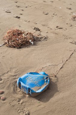 Plajda plastik çöp torbası.