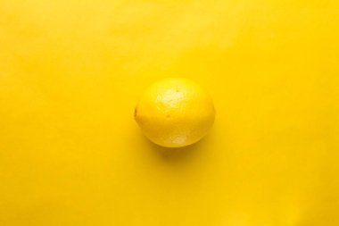 Parlak sarı arkaplanda tam limon