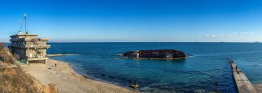 Odessa, Ukrayna 12.04.2019. Güneşli bir kış gününde, Odessa kıyılarında topraklanmış tankerle panoramik deniz manzarası