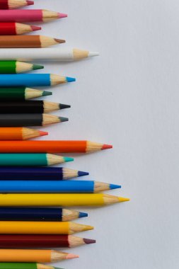 Beyaz arkaplanda renkli kalemler