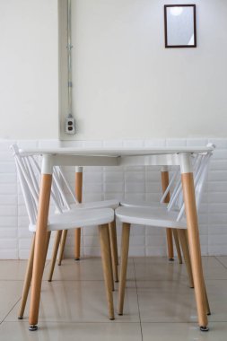 Klasik ahşap masa ve sandalyeler.