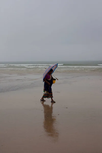 Old Woman Walking Rain Beach — Fotografia de Stock