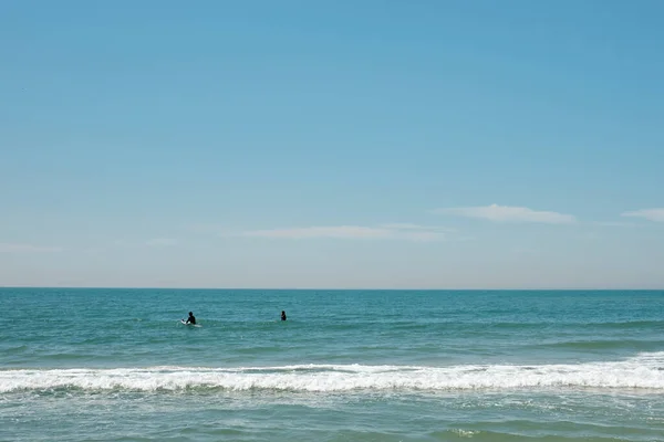 Surfistas Remando Para Pegar Uma Onda Largo Costa Coreia Sul — Fotografia de Stock