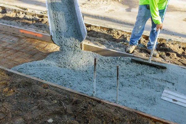 Arbetare Putsning Betong Cement Byggentreprenören Med Hjälp Flyt Till Trottoaren — Stockfoto