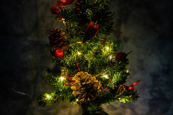 Χριστούγεννα Διακοσμημένα Μικρό Δέντρο Κόκκινο Και Χρυσό Διακοσμήσεις Φωτίζει Αργά — Φωτογραφία Αρχείου