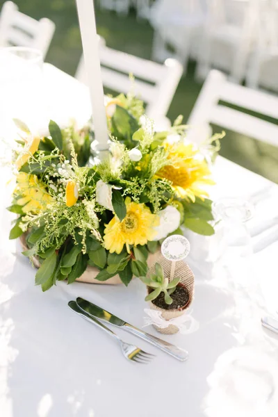 Красивые Цветы Белом Столе Свадебное Оформление Ресторане Открытом Воздухе — стоковое фото