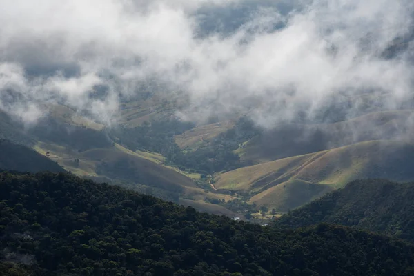 Gyönyörű Kilátás Nyílik Zöld Esőerdők Hegyek Alatt Felhők Közelében Rio — Stock Fotó