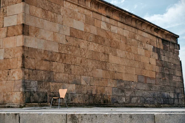 Cadeira Moderna Colocada Perto Edifício Bloco Resistido Com Fachada Envelhecida — Fotografia de Stock