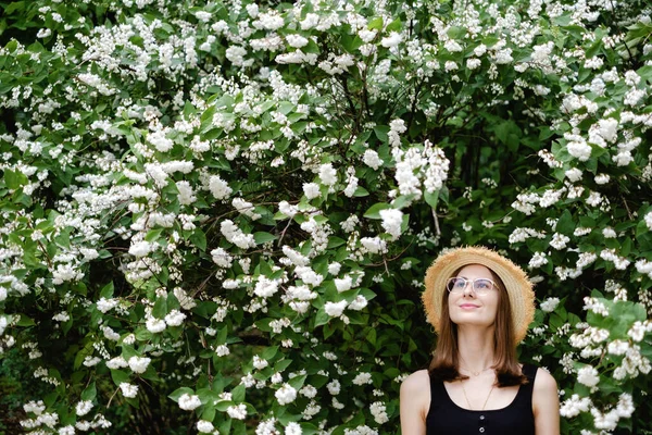 Молода Жінка Літньому Капелюсі Окулярах Ходить Серед Квітучих Дерев — стокове фото
