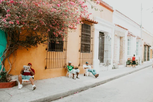 Hombres Descansando Sillas Acera Una Calle Local Cartagena — Foto de Stock