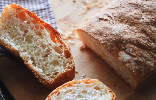 Нарезанный Хлеб Деревянной Доске — стоковое фото