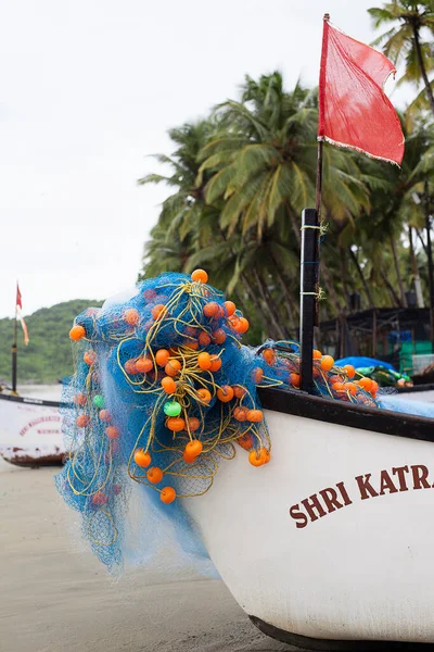 インドのゴア海岸のボートで使用されるのを待っている漁網 — ストック写真