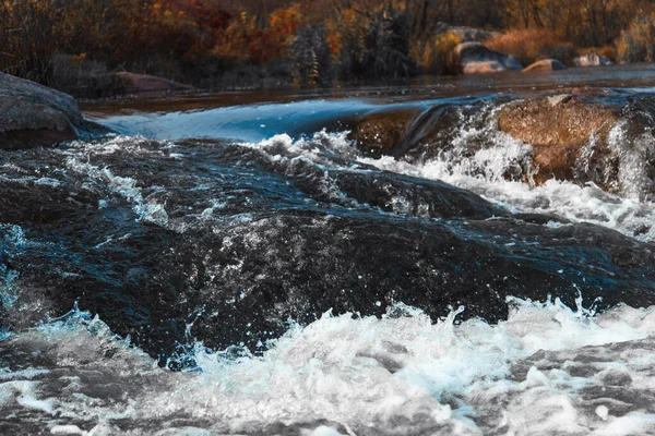 Θυελλώδης Ποταμός Κυλά Πάνω Πέτρες — Φωτογραφία Αρχείου