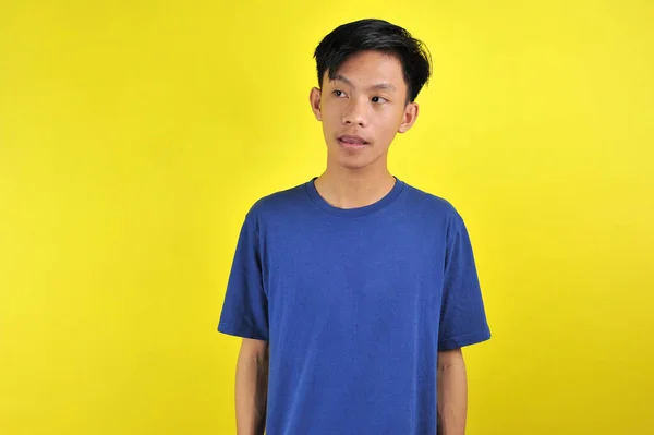 Portret Van Gelukkige Jonge Aziatische Man Kijkend Naar Kopieerruimte Geïsoleerd — Stockfoto