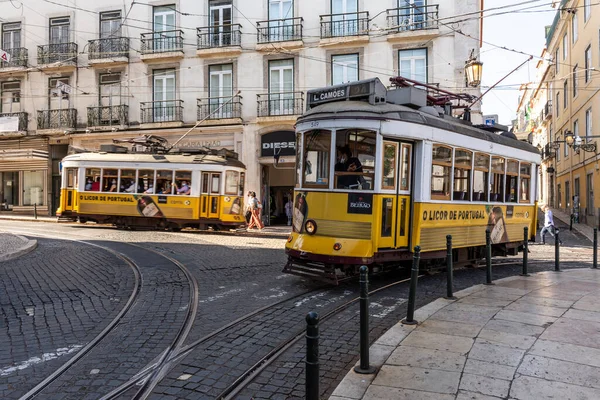 Piękny Widok Zabytkowe Elektryczne Tramwaje Budynki Centrum Lizbony Portugalia — Zdjęcie stockowe