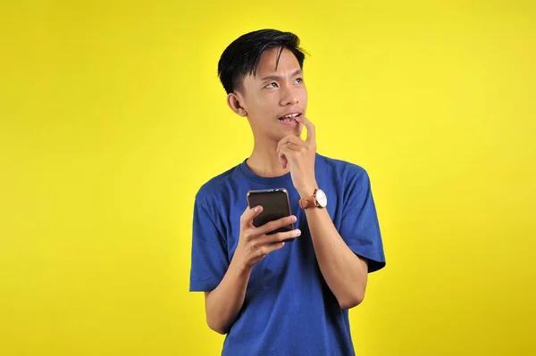 Jovem Asiático Feliz Sorrindo Usando Smartphone Olhando Para Área Branco — Fotografia de Stock