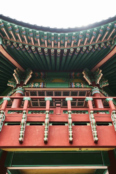 Yeşil Kırmızı Asya Tapınağının Dışı — Stok fotoğraf
