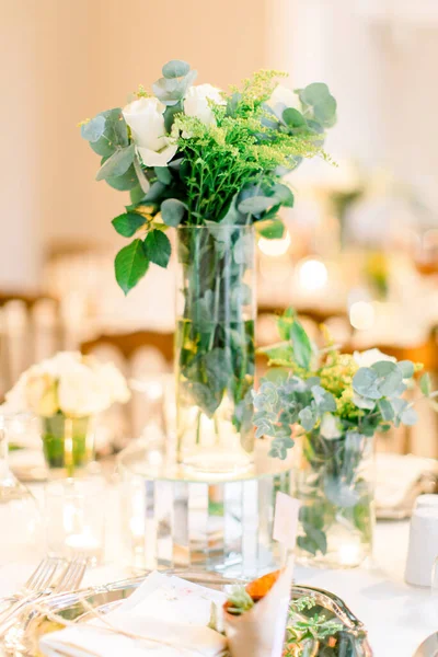 Mooie Trouwtafel Met Bloemen Kaarsen — Stockfoto