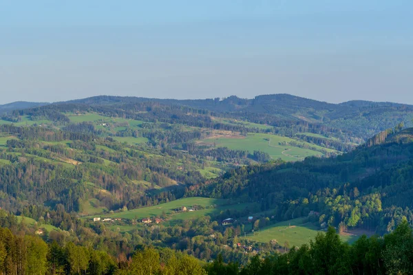 Krajina Spoustou Mraků Hornaté Oblasti Beskyd Během Slunečného Odpoledne — Stock fotografie