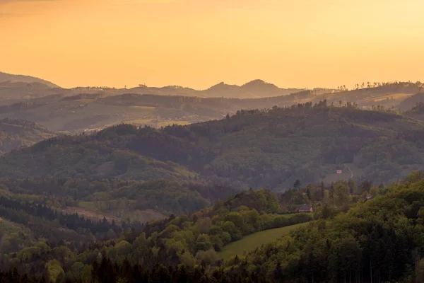 Východ Slunce Nad Horskou Oblastí Pokrytou Mlhově Oranžovými Paprsky Proniká — Stock fotografie
