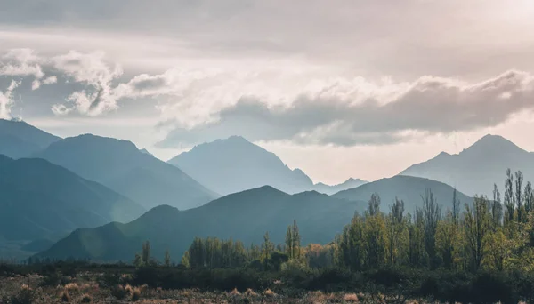 在大自然的背景下 高山上美丽的风景 — 图库照片