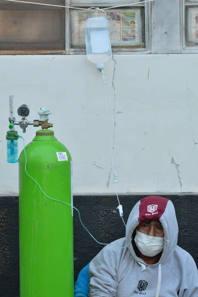 Uomo Con Una Maschera Protettiva Tiene Tubo Del Gas — Foto Stock